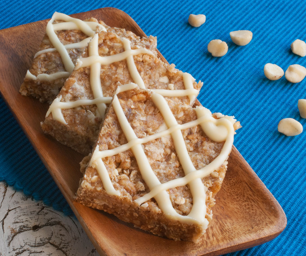 /images/blog/2016/08/macadamia-white-chocolate-energy-bars.jpg